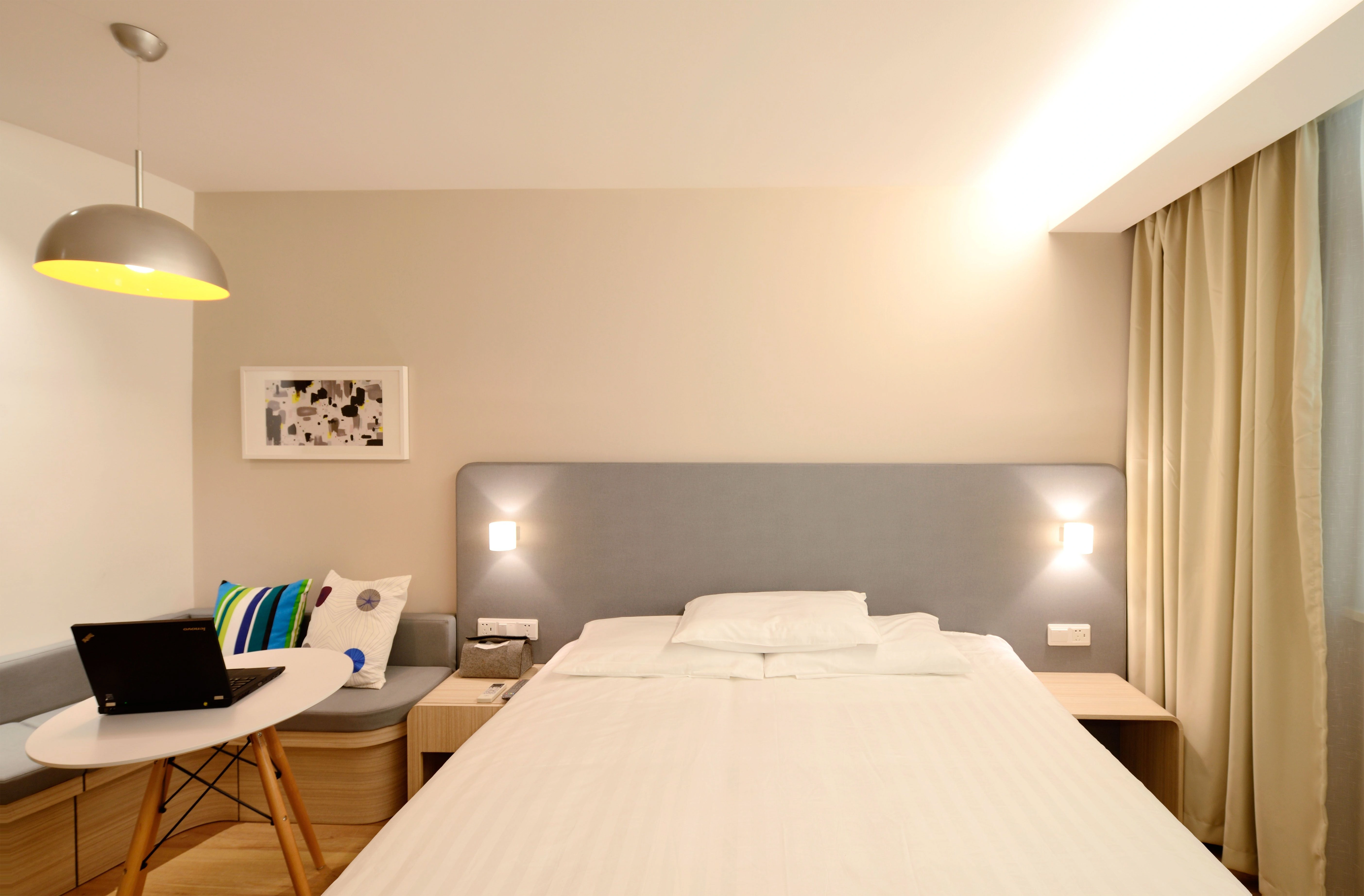 what-are-the-essential-items-for-a-guest-room